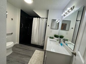 Bathroom - four-bedroom Disney house for families (Kissimmee)