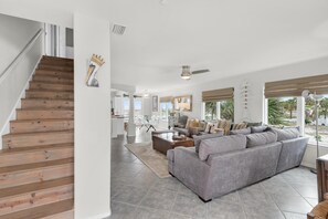 Ferienhaus, Mehrere Betten (Sea Forever) | Wohnbereich | Fernseher