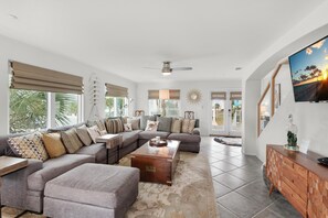 Ferienhaus, Mehrere Betten (Sea Forever) | Wohnbereich | Fernseher