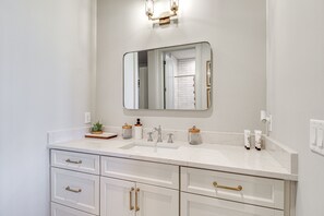 Hair dryer, towels - Idyllic Savannah Apartment w/ River Views! (Savannah)
