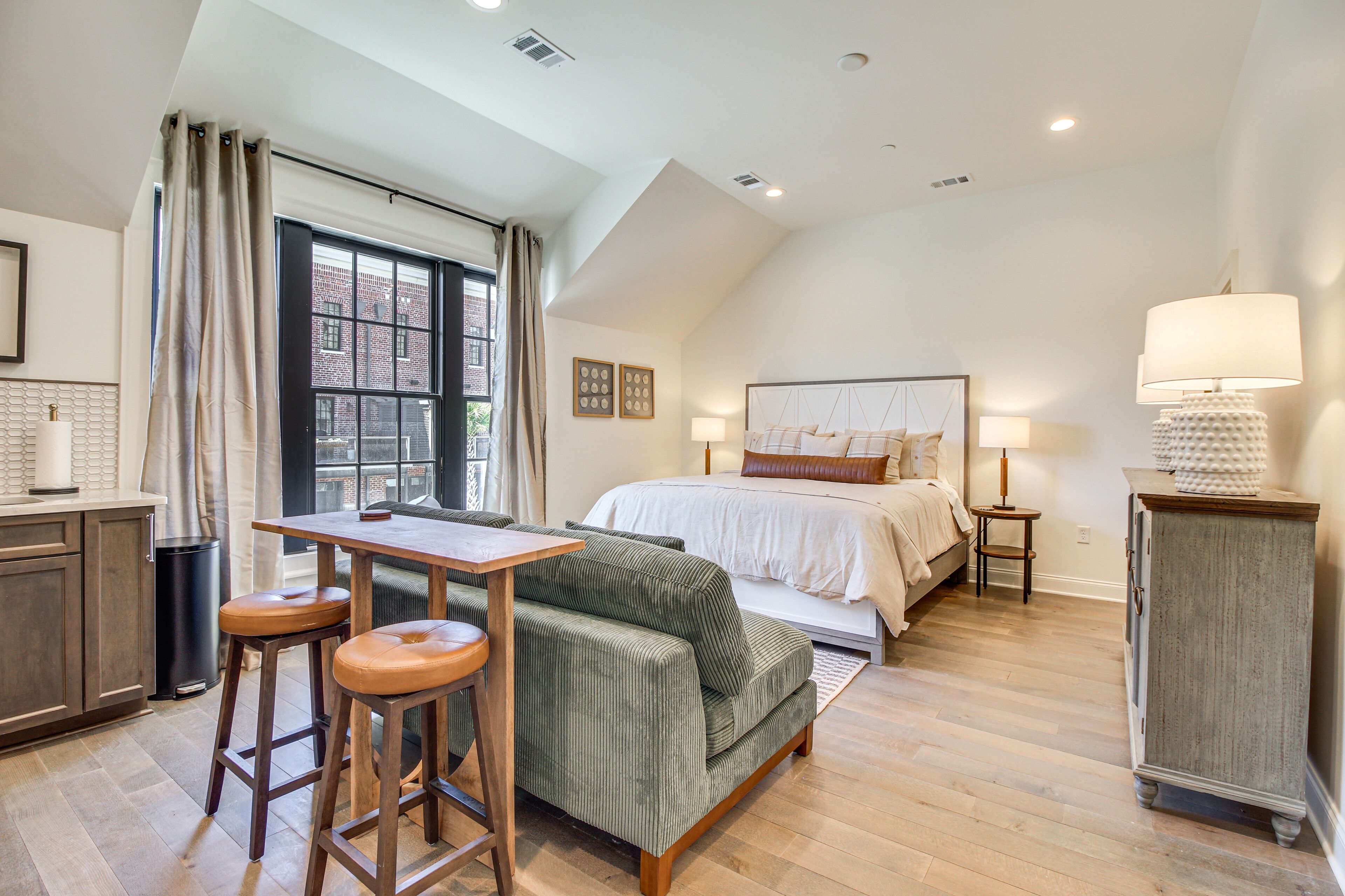 Lovely Savannah Studio: 1 Mi to Historic District!