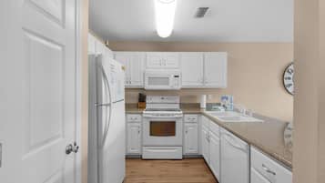 House, Multiple Beds (Gulf View Dream Unit D) | Private kitchen | Oven, toaster, paper towels