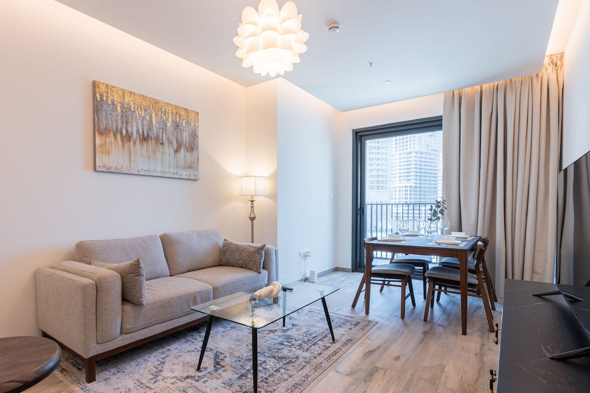 Comfort-Apartment, 1 King-Bett, Balkon, Stadtblick | Wohnbereich | 55-Zoll-Smart-TV mit Satellitenempfang