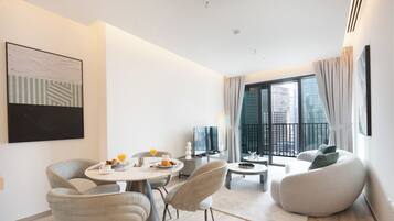 Comfort Apartment, 1 Katil Ratu (Queen), Balcony, City View | Ruang tamu | 55 inci sebuah televisyen pintar dengan satelit