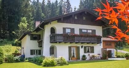 Appartement "Kagerhuber" avec vue sur la montagne, terrasse privée et Wi-Fi