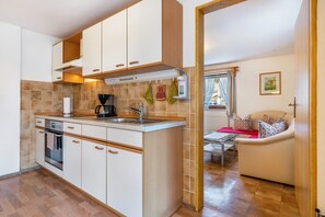 Fridge, microwave, oven, stovetop - Holiday Apartment "Kagerhuber" with Mountain View, Private Terrace and Wi-Fi (Schönau am Königssee)