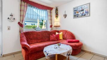 Een televisie, een tafeltennistafel en een stereo