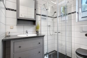 Dusche, Haartrockner, HandtĂŒcher