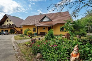 Exterior - Apartment 'Kornblume' with Shared Garden, Balcony and Wi-Fi (Schmogrow-Fehrow)