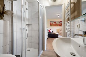 Shower, hair dryer, towels - Apartment 'Mohnblüte' with Shared Garden, Balcony and Wi-Fi (Schmogrow-Fehrow)