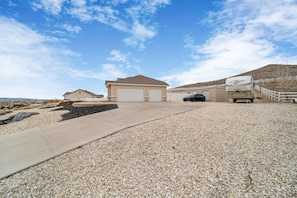 Property grounds - Luxury Retreat near golf, fishing, raceway, UTV great for Large Families,Dogs OK (Fernley)