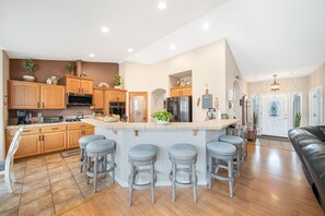 Fridge, microwave, oven, stovetop - Luxury Retreat near golf, fishing, raceway, UTV great for Large Families,Dogs OK (Fernley)