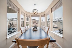 Dining - Luxury Retreat near golf, fishing, raceway, UTV great for Large Families,Dogs OK (Fernley)