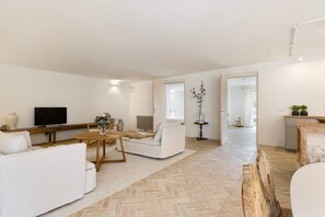 TV - Apartment 'Im Gräbele' with Private Terrace, Private Garden and Wi-Fi (Rosenfeld)