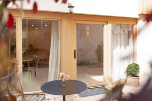 Outdoor dining - Apartment 'Im Gräbele' with Private Terrace, Private Garden and Wi-Fi (Rosenfeld)