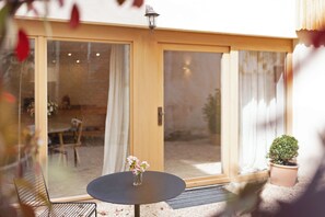 Outdoor dining - Apartment 'Im Gräbele' with Private Terrace, Private Garden and Wi-Fi (Rosenfeld)