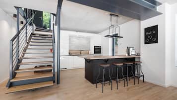 Køleskab, mikrobølgeovn, ovn, kogeplade