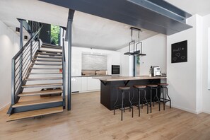 Fridge, microwave, oven, stovetop - Holiday Home 'Studio Mt Nine' with Private Terrace, Private Garden and Wi-Fi (Neu Wulmstorf)