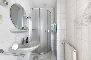 Dusche, Haartrockner, Handtücher