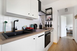 Fridge, oven, stovetop, dishwasher