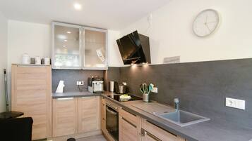 Kühlschrank, Mikrowelle, Ofen, Herdplatte