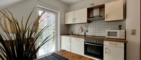 ثلاجة، ميكروويف، فرن، موقد طهي مسطح