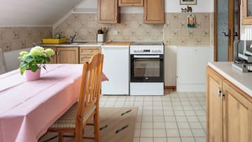Frigorífico, horno, placa de cocina y cafetera o tetera