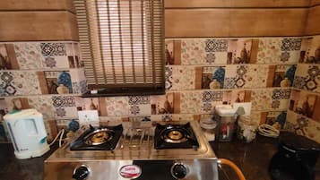 Classic Studio Suite | Private kitchen | Fridge, microwave, coffee/tea maker, electric kettle