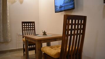 Classic Studio Suite | In-room dining