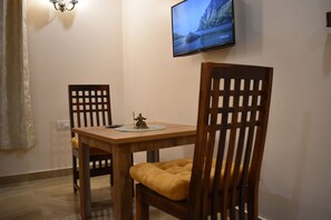 Classic Studio Suite | In-room dining - SUNS Cottage (Kasauli)