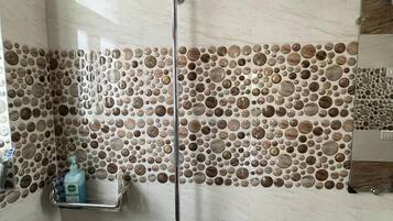 Chambre Double Familiale | Salle de bain | Douche, douche à « effet pluie », articles de toilette gratuits