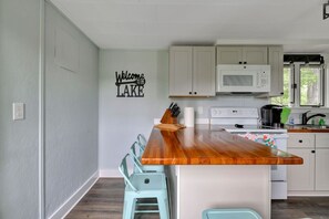 Réfrigérateur, four, plaque de cuisson, cafetière/bouilloire