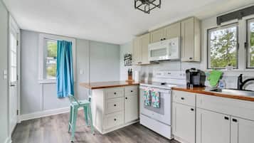 Frigorífico, horno, placa de cocina y cafetera o tetera