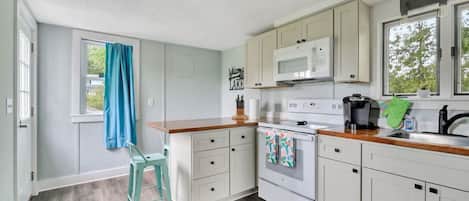 Fridge, oven, stovetop, coffee/tea maker