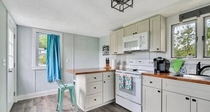 Spacious Lakeside Retreat: 4-Bedroom Game Room