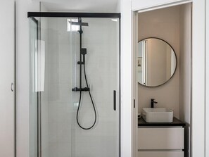 Shower, hair dryer, towels