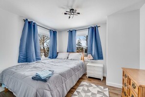 4 bedrooms, desk, travel cot, WiFi