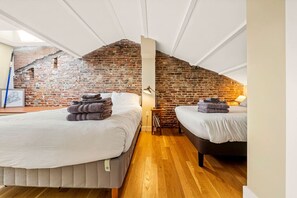 2 bedrooms, desk, iron/ironing board, WiFi