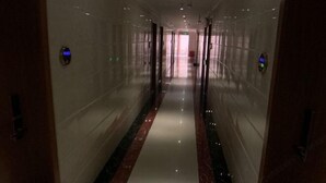 Een gang met reflecterende wanden en een centrale marmeren baan.