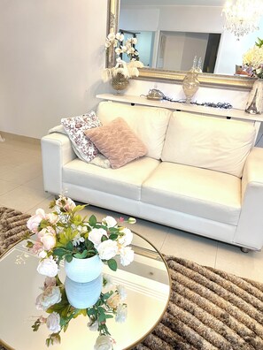 Living area - Sunny Rooms Mascot  (Mascot)