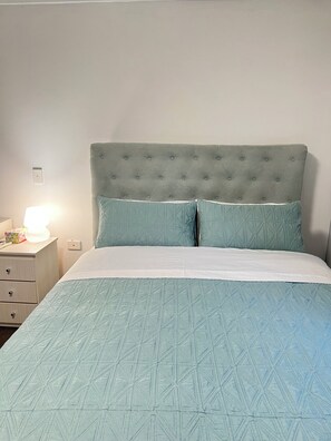 Individually decorated, individually furnished, desk, free WiFi - Sunny Rooms Mascot  (Mascot)