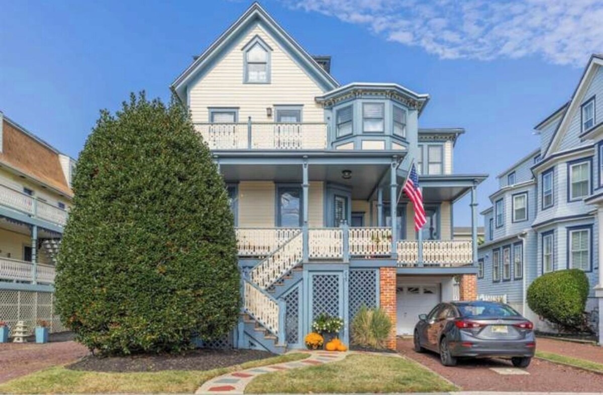 PERFECT LOCATION: 1 Block from the beach & close to Washington Mall