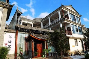 A traditional building with a multi-story structure, a balcony, and a traditional entrance. - Erhaike Inn (Dali City)