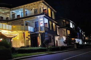 A multi-story hotel with a balcony on the second floor, a covered entrance, and a well-lit facade. - Erhaike Inn (Dali City)