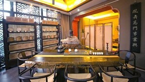 Una habitación tradicional japonesa con esteras de tatami, una mesa baja y un juego de té.