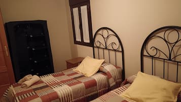 4 bedrooms, iron/ironing board, WiFi, bed sheets