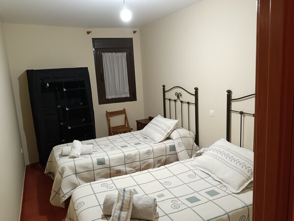 4 bedrooms, iron/ironing board, WiFi, bed sheets