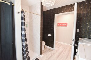 Douche, sèche-cheveux, serviettes fournies, savon