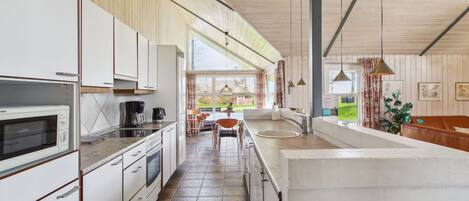 ثلاجة، ميكروويف، غسالة أطباق، مستلزمات طهي/أطباق/أوعية