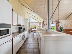 Refrigerador, microondas, lavavajillas y utensilios de cocina 